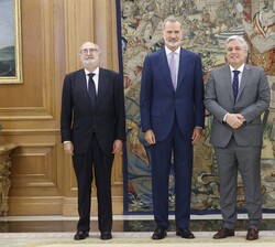 Su Majestad el Rey con el ministro de Relaciones Exteriores de la República Oriental del Uruguay, acompañados por el secretario de Estado para Iberoam