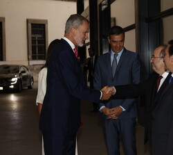 Sus Majestades los Reyes saludados por el ministro de Cultura y Deporte, Miquel Iceta