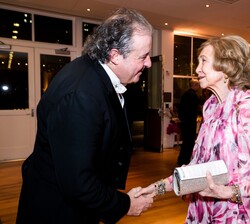 Su Majestad la Reina Doña Sofía recibe el saludo del director de orquesta, Juanjo Mena tras el concierto