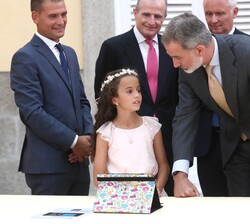 Aitana Benavides Álvarez, de 4º de primaria, muestra a Su Majestad el Rey el vídeo realizado 