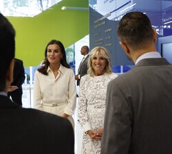 Doña Letizia con la Dra. Jill Biden durante su visita a la exposición de paneles sobre las investigaciones en cáncer
