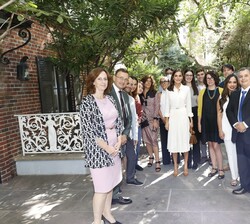 Doña Letizia con los participantes en el encuentro con investigadores españoles en materia de lucha contra el cáncer