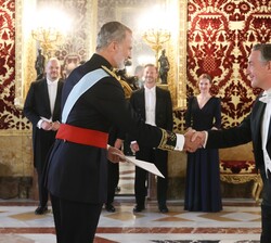 Su Majestad el Rey recibió en el Palacio Real de Madrid las Cartas Credenciales del embajador de la República de Austria, Enno Drofefenik