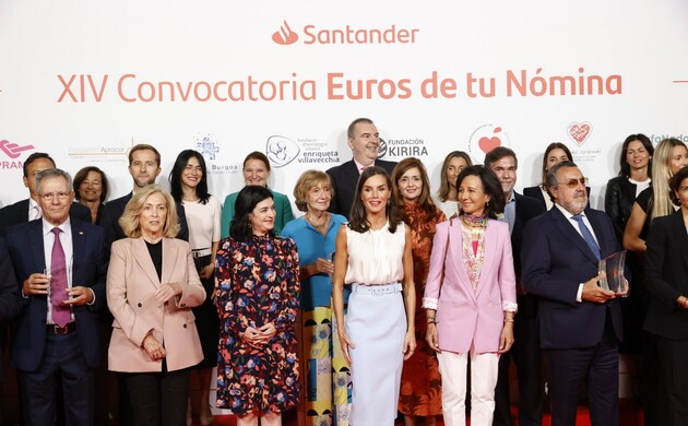 Su Majestad la Reina con los galardonados de la convocatoria anual de los “Proyectos Sociales de Banco Santander”