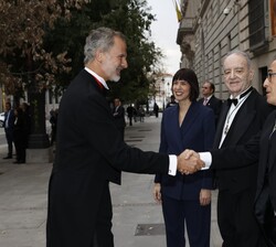 Su Majestad el Rey recibido por el presidente de la Real Academia de Ciencias Exactas, Físicas y Naturales y presidente del Instituto de España, Jesús