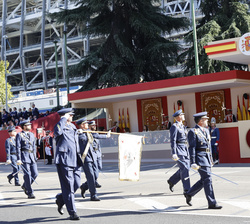 Sus Majestades los Reyes y Su Alteza Real la Infanta Doña Sofía al paso de un batallón de alumnos del Ejército del Aire y del Espacio