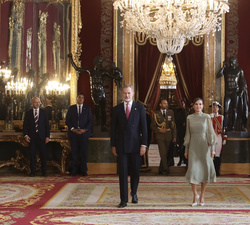 Sus Majestades los Reyes a su llegada al Salón del Trono del Palacio Real
