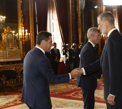 Sus Majestades los Reyes reciben el saludo del presidente de la Junta de Andalucía, Juan Manuel Moreno