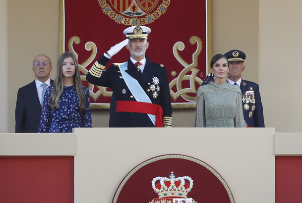 Sus Majestades los Reyes y Su Alteza Real la Infanta Doña Sofía durante el izado de la Bandera