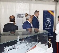 Visita de Su Majestad el Rey al expositor de la Armada Española