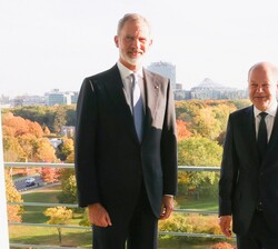Su Majestad el Rey y el Canciller de la República Federal de Alemania, Olaf Scholz, con Berlín al fondo