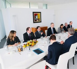 Vista general de la mesa del encuentro entre Su Majestad el Rey y el Canciller de la República Federal de Alemania, Olaf Scholz
