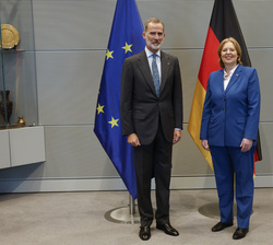 Su Majestad el Rey junto a la presidenta del Parlamento alemán, Bärbel Bas