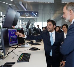 El Rey recibe explicaciones durante la visita al Banco Central Europeo