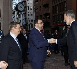 Su Majestad el Rey recibe el saludo del presidente del Principado de Asturias, Adrián Barbón, a su llegada al Auditorio Palacio de Congresos “Pr