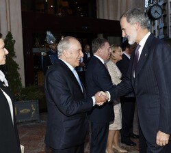 Su Majestad el Rey recibe el saludo del presidente de la Fundación Princesa de Asturias, Luis Fernández-Vega