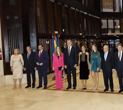 Sus Majestades los Reyes y Sus Altezas Reales la Princesa de Asturias y la Infanta Doña Sofía junto a las autoridades que les recibieron a su llegada 
