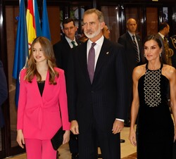 Sus Majestades los Reyes y Sus Altezas Reales la Princesa de Asturias y la Infanta Doña Sofía en la entrada del Auditorio Palacio de Congresos “