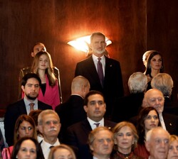 Sus Majestades los Reyes y Sus Altezas Reales la Princesa de Asturias y la Infanta Doña Sofía durante la interpretación del Himno Nacional