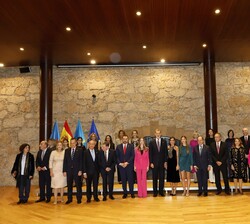 Sus Majestades los Reyes y Sus Altezas Reales la Princesa de Asturias y la Infanta Doña Sofía acompañados de los miembros de la Fundación Ópera de Ovi