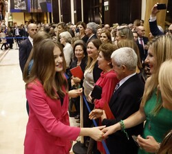Su Alteza Real la Princesa de Asturias, al término del concierto, saluda al púbico que la esperaba a su salida del Auditorio Palacio de Congresos R
