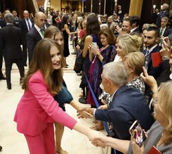 Su Alteza Real la Princesa de Asturias recibe el cariño del público a su salida del Auditorio Palacio de Congresos “Príncipe Felipe” 