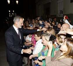 Don Felipe responde al cariño del público presente en el Auditorio Palacio de Congresos “Príncipe Felipe”