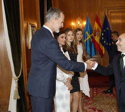 La Familia Real recibe el saludo del rector magnífico de la Universidad de Oviedo, Ignacio Villaverde, durante la audiencia a los ganadores de los pre