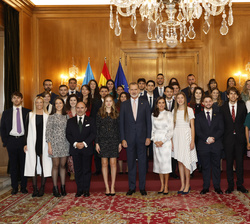 Fotografía de grupo de la Familia Real con los ganadores de los premios “Fin de Carrera 2021” de la Universidad de Oviedo 