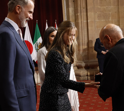 Su Alteza Real la Princesa de Asturias entrega la insignia de la Fundación a Eduardo Matos Moctezuma, Premio Princesa de Asturias de Ciencias Sociales