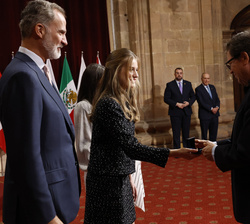 Su Alteza Real la Princesa de Asturias entrega la insignia de la Fundación a Yann André LeCun, Premio Princesa de Asturias de Investigaación Científic