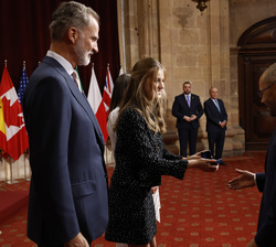 Su Alteza Real la Princesa de Asturias entrega la insignia de la Fundación a Demis Hassabis, Premio Princesa de Asturias de Investigación Científica y