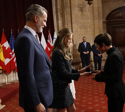 Su Alteza Real la Princesa de Asturias entrega la insignia de la Fundación a Ellen MacArthur, Premio Princesa de Asturias de Cooperación Internacional