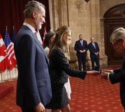 Su Alteza Real la Princesa de Asturias entrega la insignia de la Fundación a Tomas Bach, Premio Princesa de Asturias de los Deportes 2022