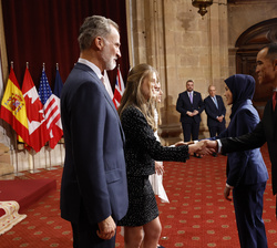 Su Alteza Real la Princesa de Asturias entrega la insignia de la Fundación a Masomah Ali Zada y Eldric Sella, Premio Princesa de Asturias de los Depor
