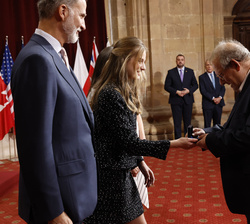Su Alteza Real la Princesa de Asturias entrega la insignia de la Fundación a Adam Michnik, Premio Princesa de Asturias de Comunicación y Humanidades 2