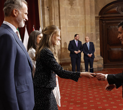Su Alteza Real la Princesa de Asturias entrega la insignia de la Fundación a Juan Mayorga, Premio Princesa de Asturias de las Letras 2022