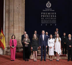 Fotografía de grupo de la Familia Real con los galardonados con los Premios Princesa de Asturias 2022
