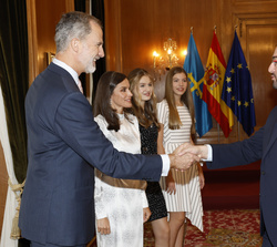 La Familia Real recibe el saludo del presidente del Principado de Asturias durante la audiencia a los galardonados con las “Medallas de Asturias