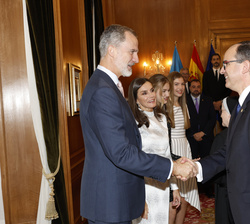 La Familia Real recibe el saludo del embajador de España en Canadá, Alfredo Martínez Serrano, durante la audiencia a los galardonados con las “M