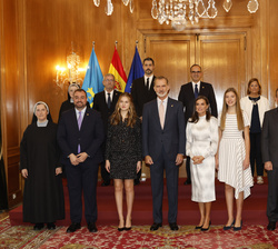 Fotografía de grupo de la Familia Real con los galardonados con las “Medallas de Asturias 2022"