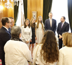 La Familia Real conversa con los galardonados con las “Medallas de Asturias 2022"