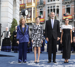 Sus Majestades los Reyes, Sus Altezas Reales la Princesa de Asturias y la Infanta Doña Sofía, y Su Majestad la Reina Doña Sofía, a su llegada al Teatr