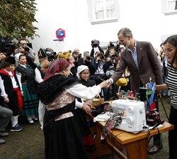 Sus Majestades los Reyes y Su Alteza Real la Princesa de Asturias conversan con vecinos de Cadavéu