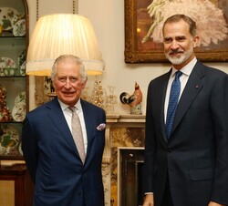 Don Felipe y el Rey Carlos III en un momento del encuentro privado mantenido en Clarence House