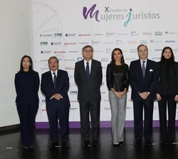 La Reina junto a las autoridades asistentes a la X Cumbre de Mujeres Juristas