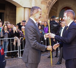 Su Majestad el Rey recibe el bastón de mando de manos del alcalde de Alcañiz, Ignacio Urquizu
