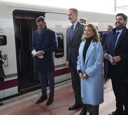 Su Majestad el Rey a la espera de acceder al vagón del tren inaugural de Alta Velocidad hacia Murcia