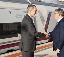 Su Majestad el Rey recibe el saludo del presidente de la Generalitat Valenciana, Ximo Puig, a su llegada a la estación de Alta Velocidad de Elche