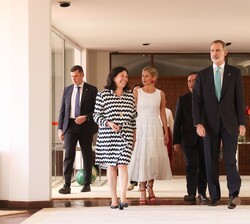Su Majestad el Rey en la residencia de la Embajada de España, acompañado por la vicepresidenta segunda del Gobierno y ministra de Trabajo y Economía S